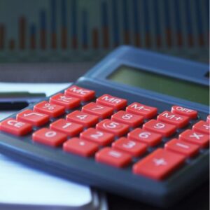 Kalkulator sa crvenim dugmićima