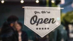 Znak OPEN na vratima firme