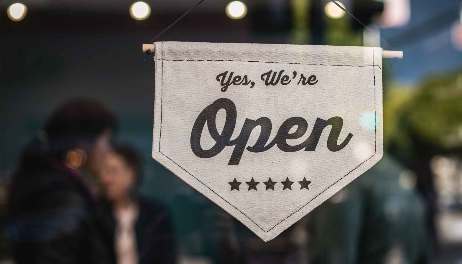 Znak OPEN na vratima firme