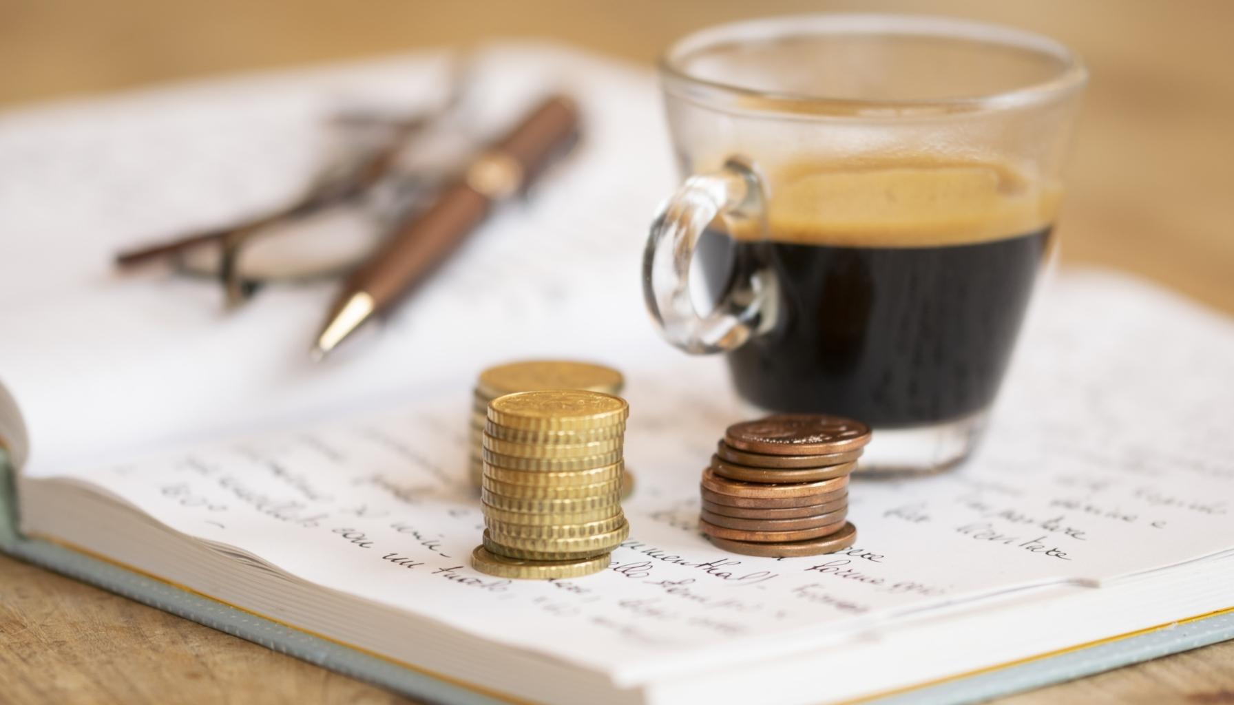 kafa novcici i olovka