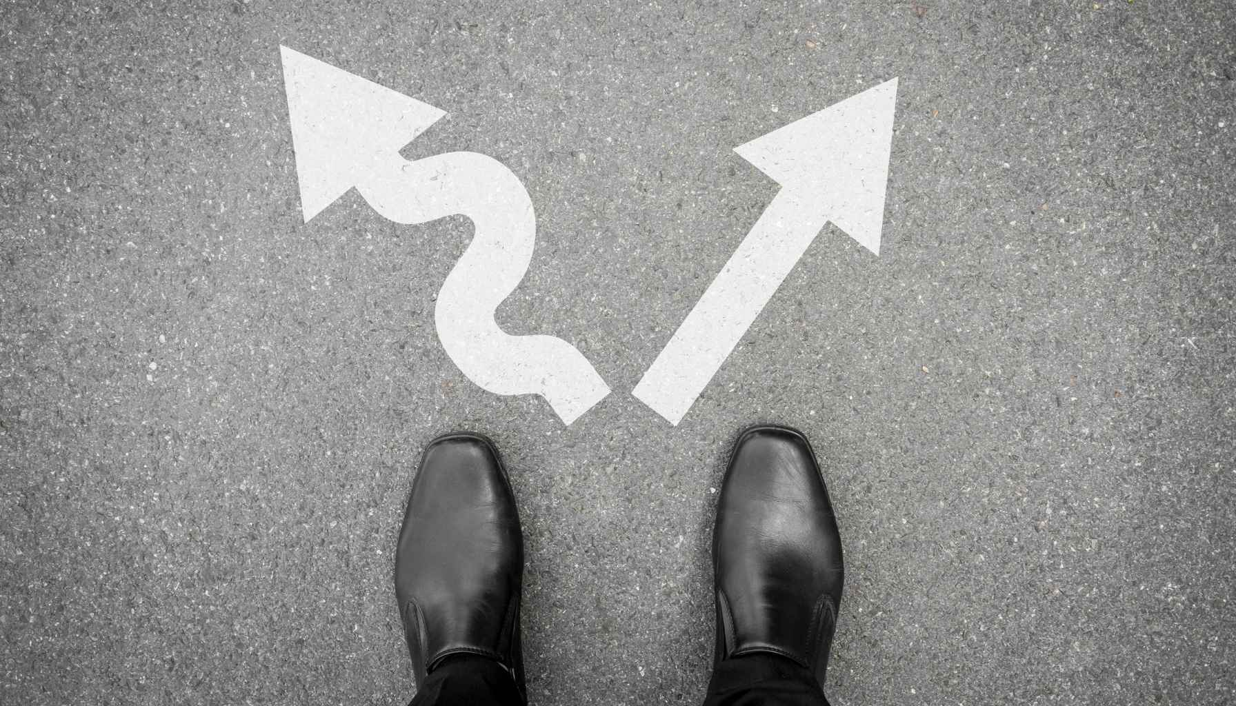 Cipele i znak na asfaltu